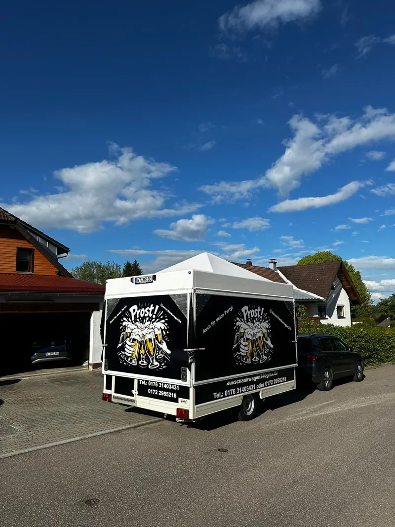 Bieranhänger mit Firmenwerbung