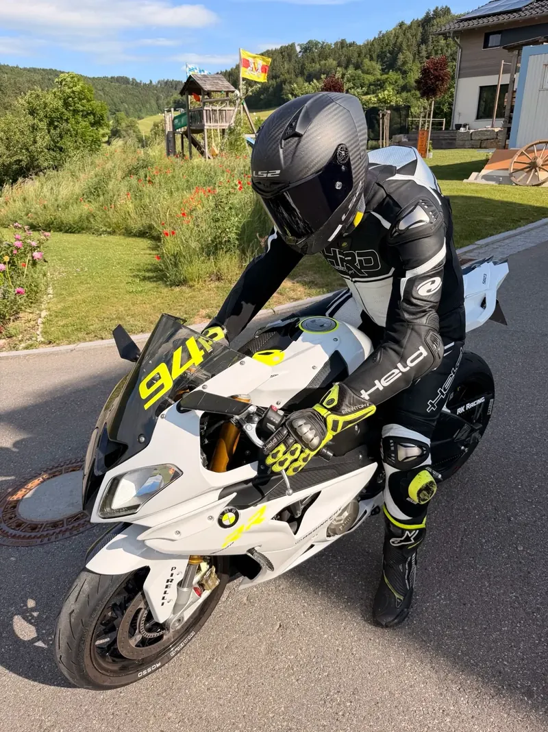 BMW S1000RR «TwoFace» mit Fahrer