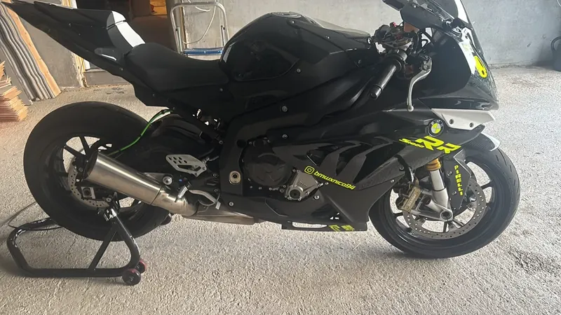 BMW S1000RR «TwoFace» in Schwarz mit Neon-Akzenten