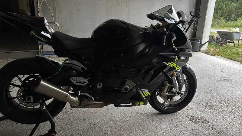 BMW S1000RR in der Garage