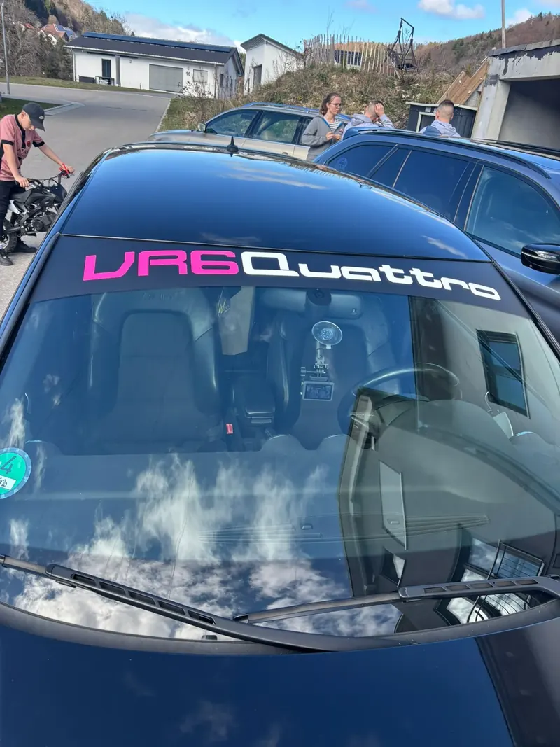 Frontscheibenkeil «VR6 Quattro» in Pink