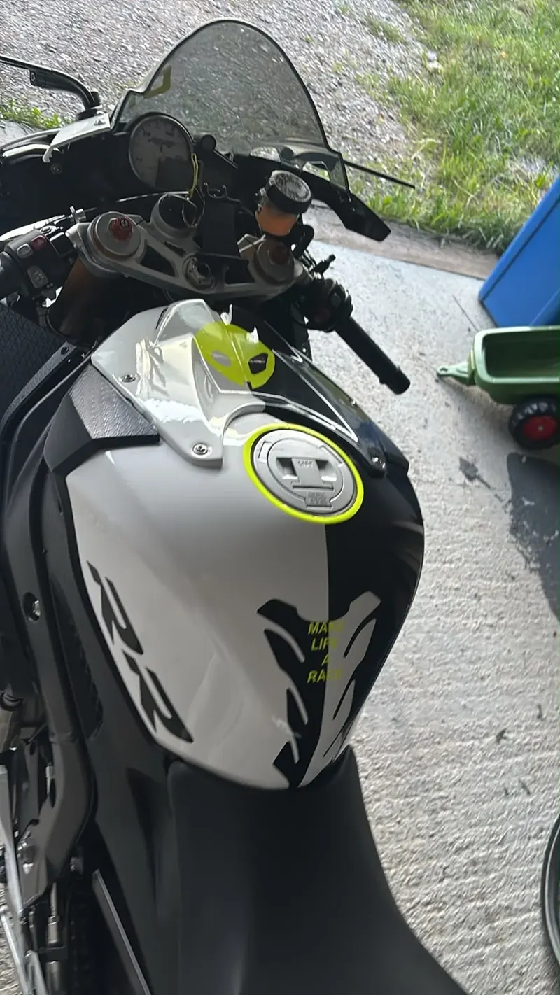 Motorradtank mit Akzentfolie